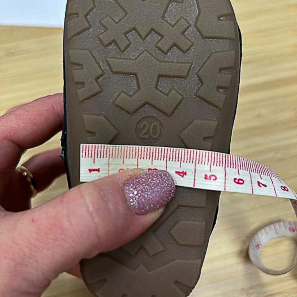 Suuruse valimine Vali suurus jalatsi talla laiuse järgi S: u 4,5–7 cm M: u 7,5–10 cm Hooldus pestavad käsitsi või pesumasinas kuni 40 °C nahast tallaosa võib kasutamisel veidi venida – loomulik materjali omadus keskmine kasutusaeg 6–12 kuud, sõltuvalt kasutusest NB! Õrnast materjalist jalatsite puhul jälgi, et kumm ja nahk ei hõõruks pinda.